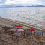 完成した椅子を琵琶湖の浜辺に並べて記念撮影　2014年グリーンウッドワーク指導者養成講座@ほとり・ポトリ